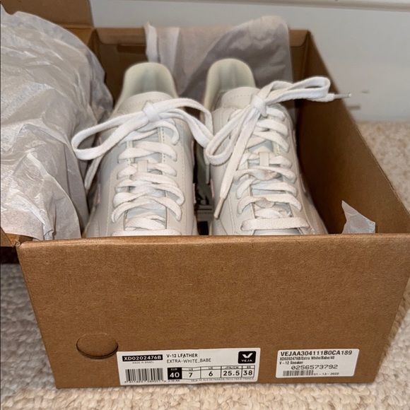 Brand New in Box Veja Extra_White_Babe Leather Sneakers - Picture 2 of 9